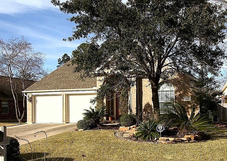 Beautiful one story home in the golf course community of Windrose