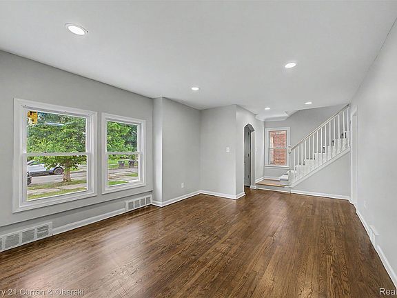 5th image of 9263 Rosemont Ave