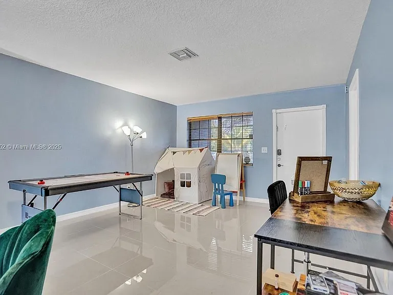 208 SW 2nd Ave — Photo 7