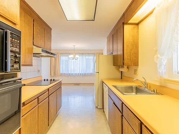 5th image of 1674 Longspur Ave