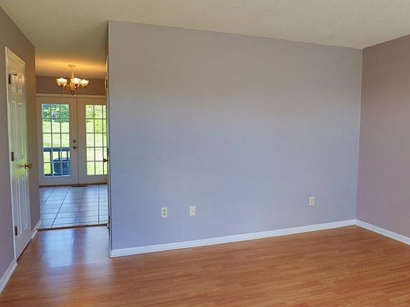 3rd image of 228 Oakcrest Cir