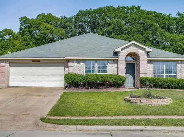 1013 Hidden Lake Dr, Burleson, TX 76028