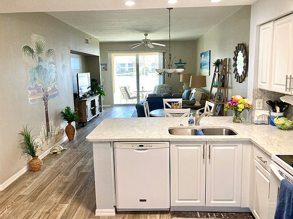 3rd image of 6750 Huntington Lakes Cir