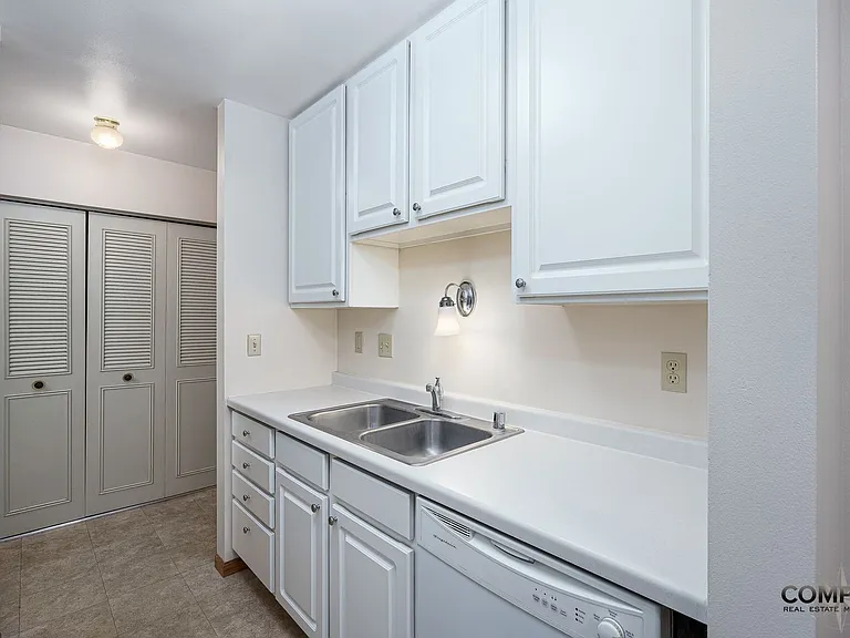 Half Moon Lake Apartments — Photo 4