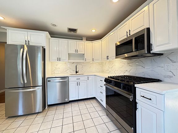 New eat-in Kitchen