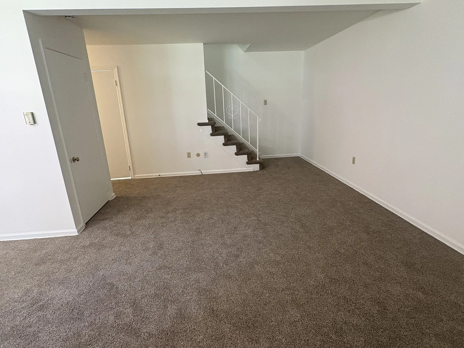 Hampshire Place Apartments — Photo 3