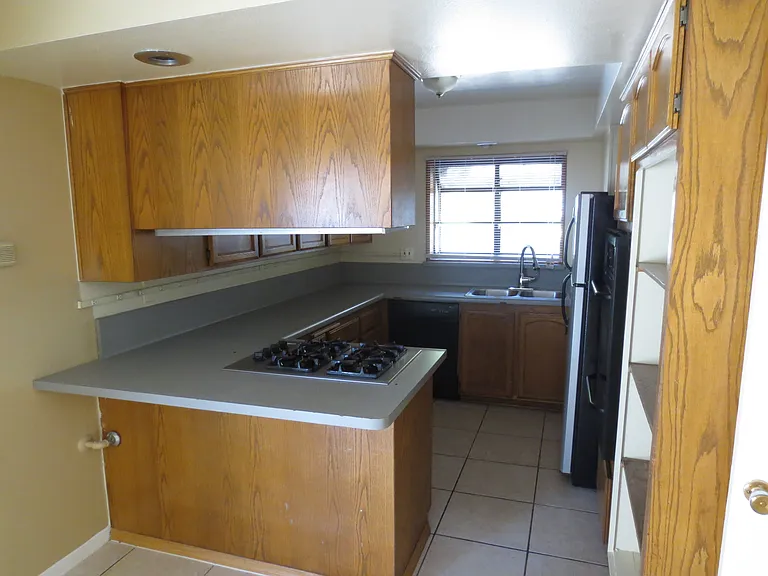 870 Huston Dr — Photo 4
