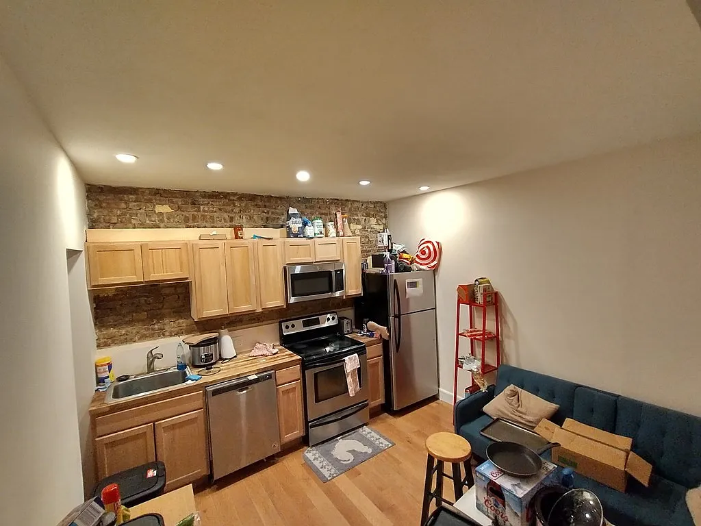 3 bed, 1000 sqft, $4,200 — Photo 2