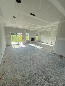 4th image of 348 Jefferson Rd
