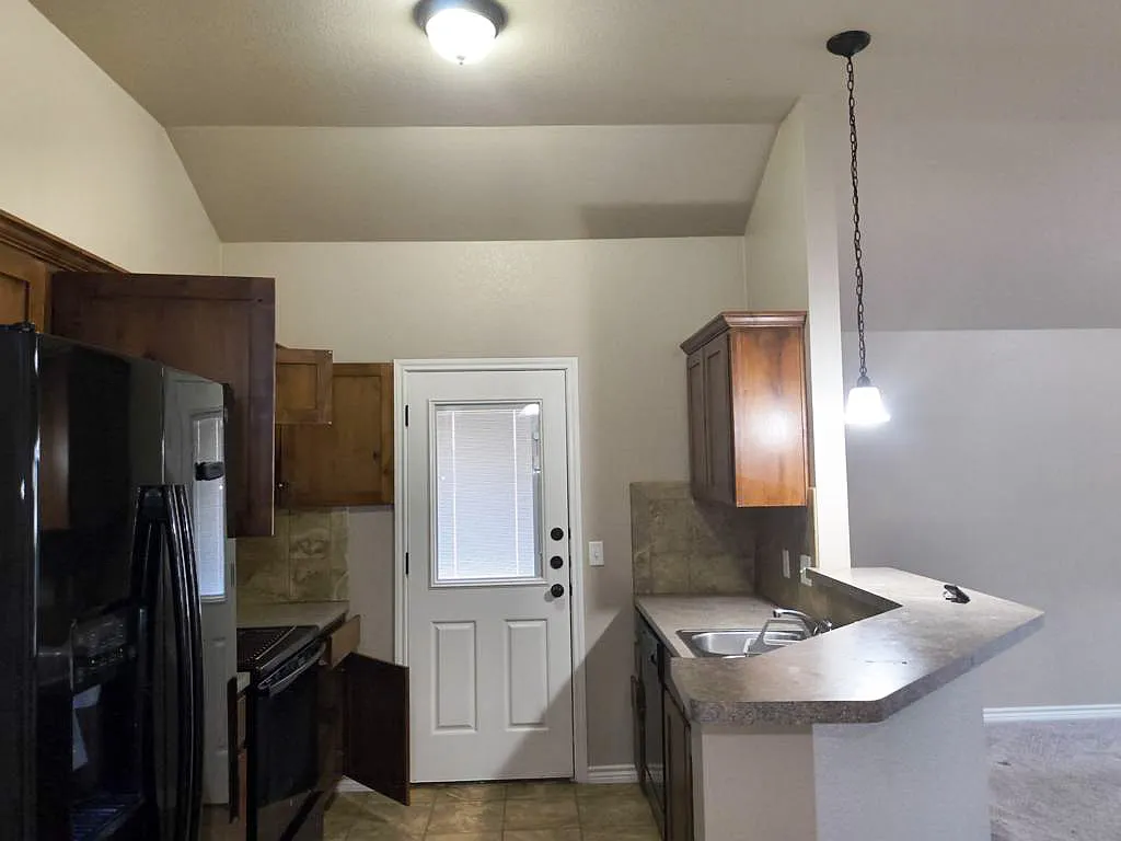 3 bed, 1306 sqft, $1,300 — Photo 2