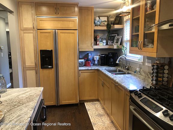 4th image of 15 Lakeview Dr