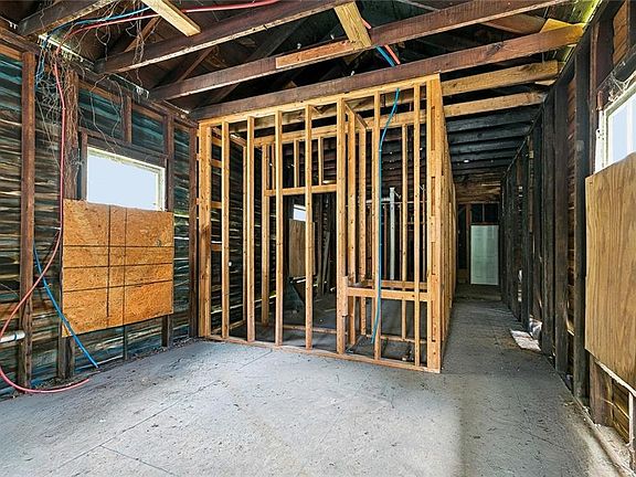 4th image of 8825 Apple St