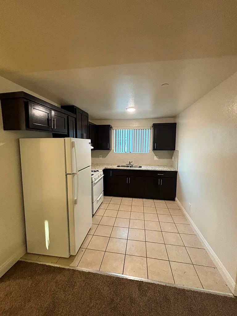 5 bed, 1752 sqft, $4,200 — Photo 3