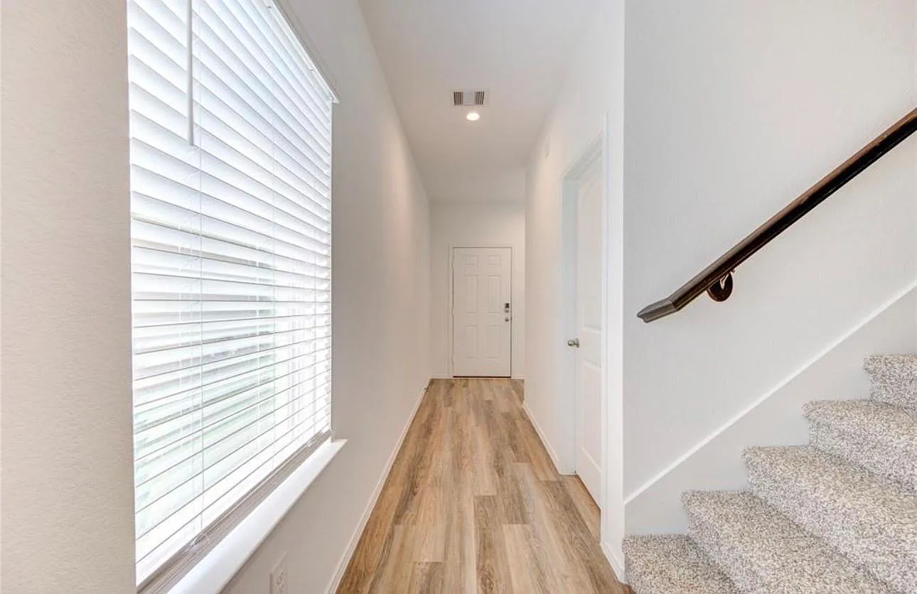 3 bed, 2.5 bath, 2003 sqft, $2,350 — Photo 4