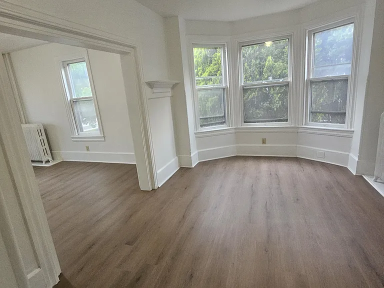 102 E York St — Photo 13