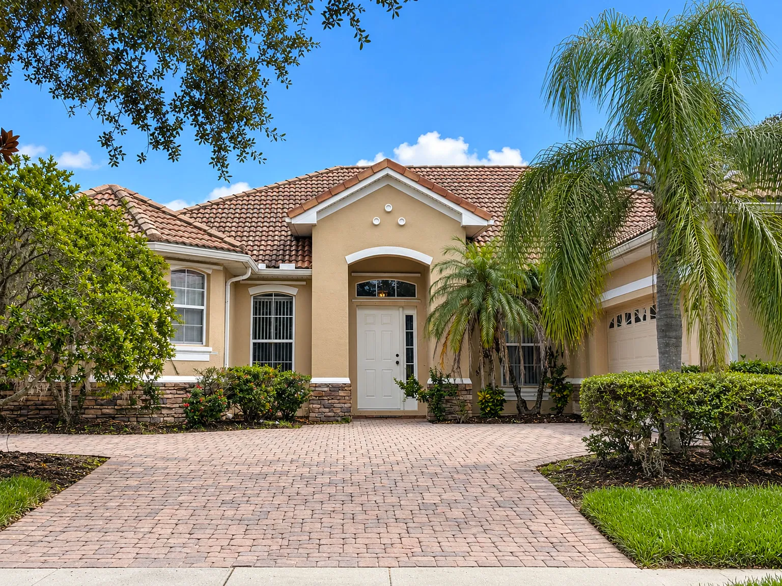 Resort-Style Living! Gorgeous 4 Bed/3 Bath Bellalago Home with 3-Car Garage. No Rear Neighbors! — Photo 2