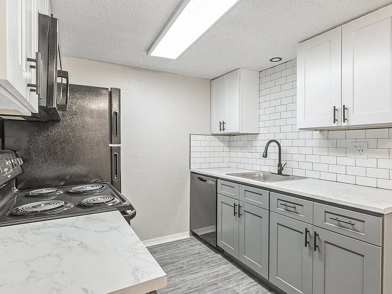 Chateau 68 Apartments — Photo 6