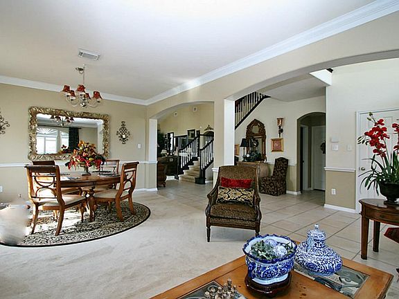 Crown molding, arched entries, chair rail ... so many details.
