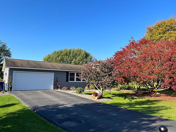 2nd image of 5 Commodore Cir