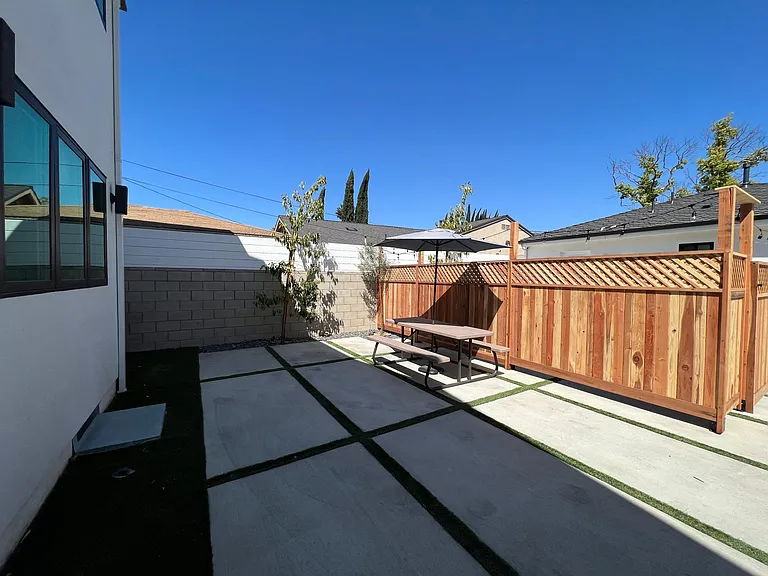 429 N Lomita St — Photo 3