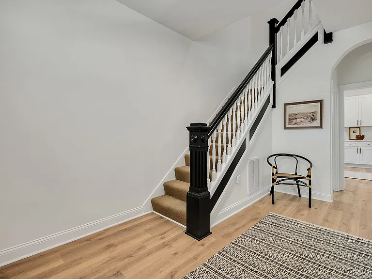 512 Bancroft Ave — Photo 9