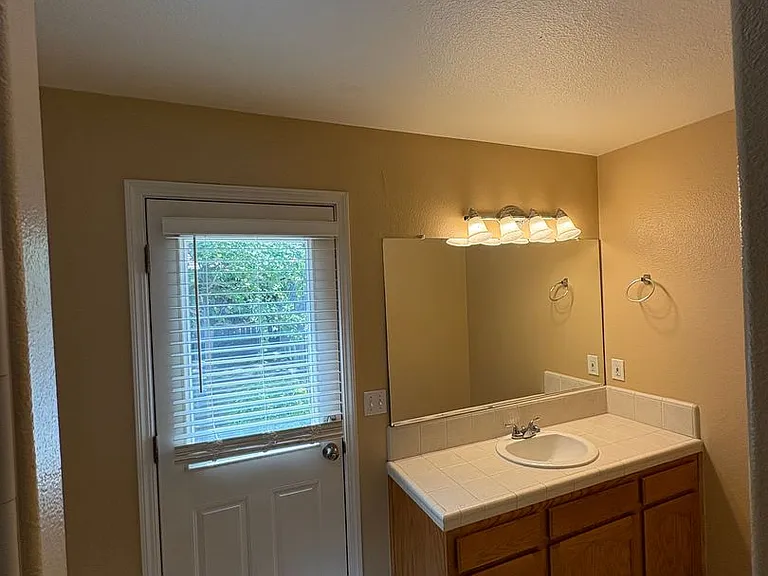 703 W Russell Ave — Photo 29
