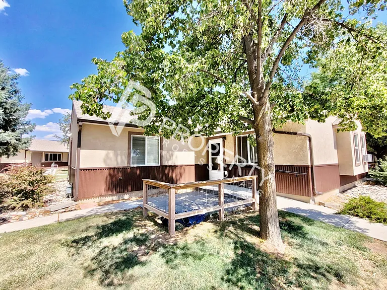 500 N Parachute Ave — Photo 1