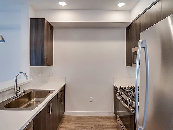 4th image of 6015 Woodman Ave #201