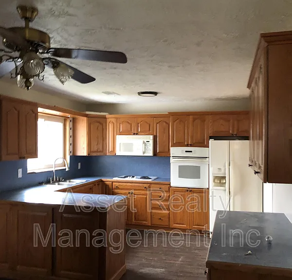 218 Britton Dr — Photo 3