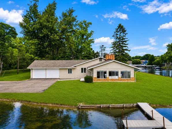11243 Wynns Rd, Pinckney, MI 48169