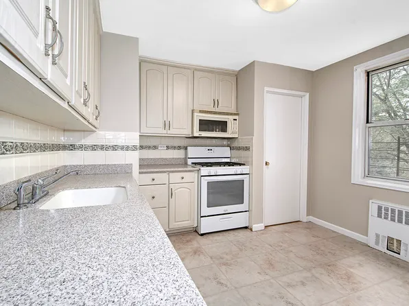 609 Kappock Street image 9 of 26