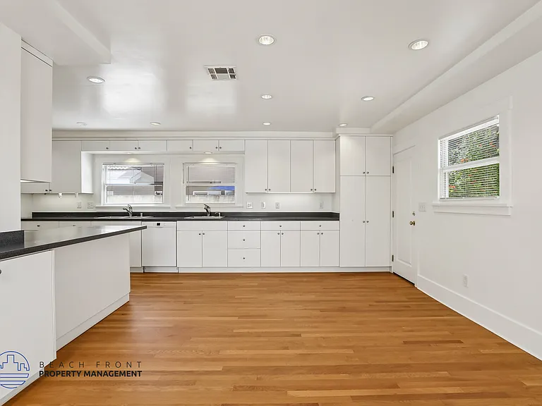 2810 E 2nd St — Photo 28