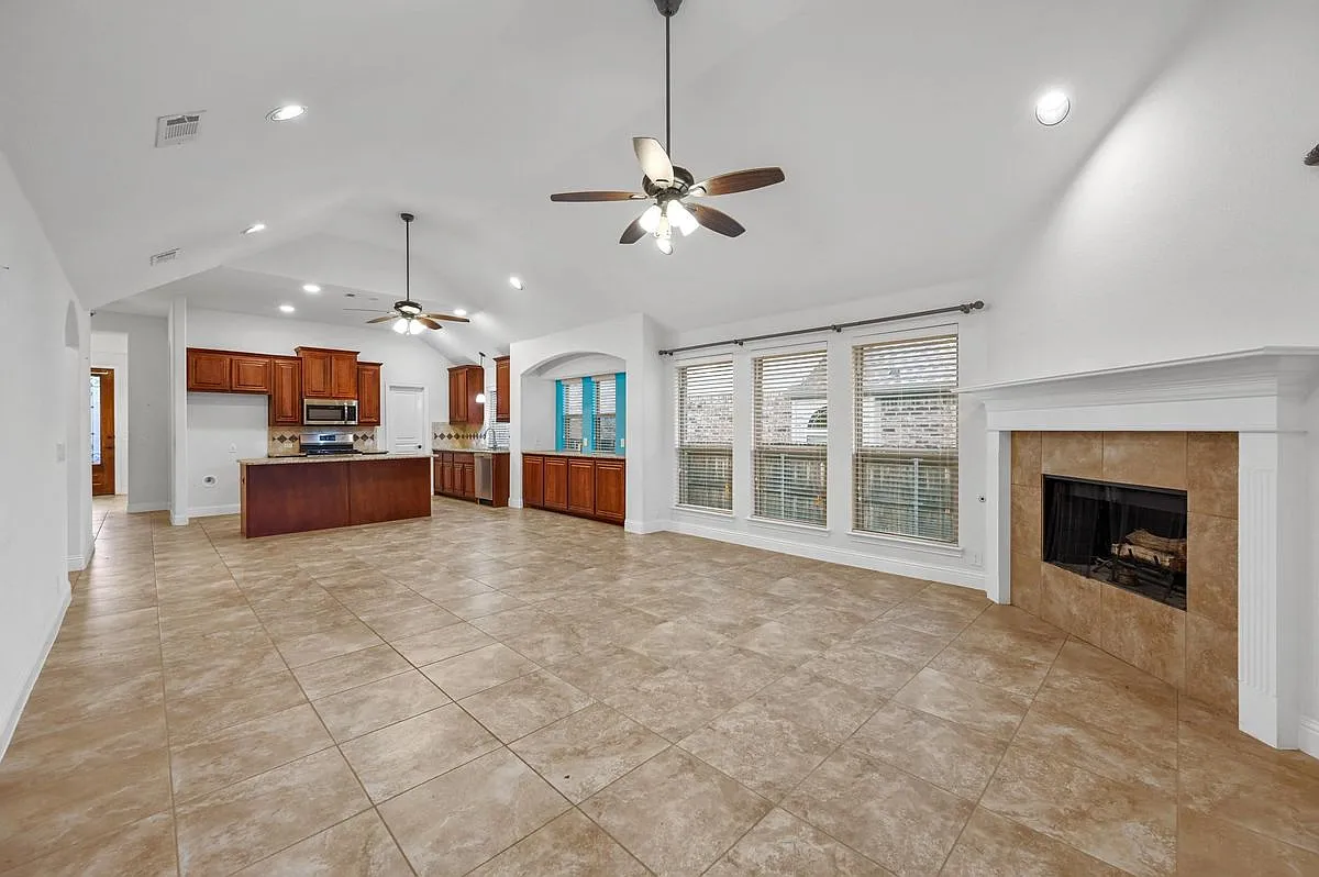 4 bed, 3.0 bath, 2806 sqft, $3,300 — Photo 2