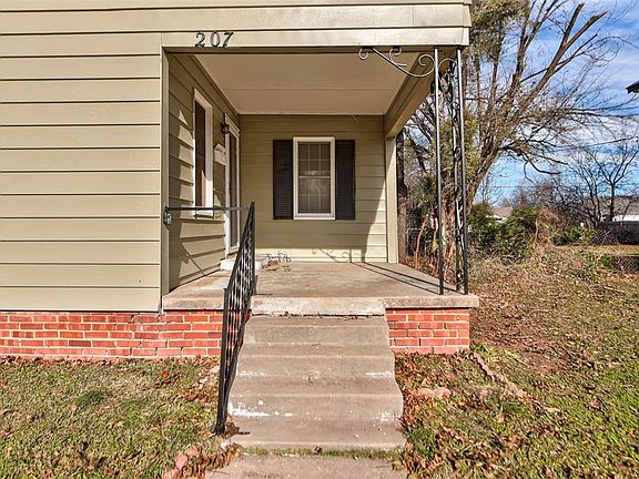 3rd image of 207 W Ercoupe Dr