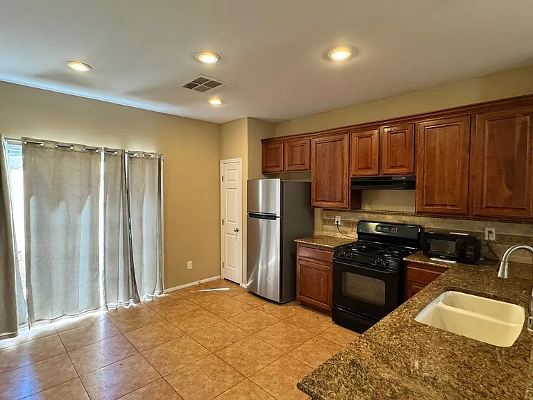 917 Blushing Rose Pl — Photo 4