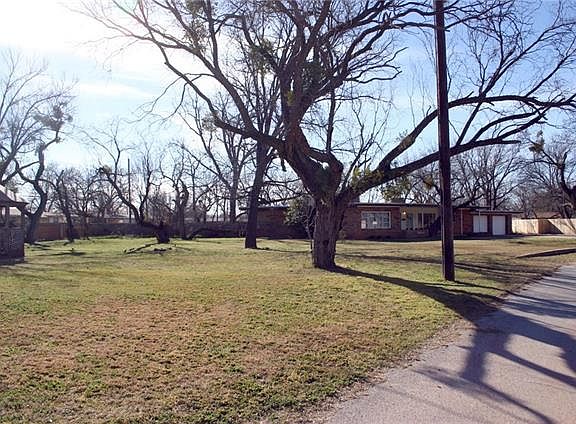 3rd image of 302 Elm Cove Dr