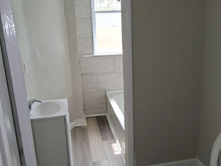 503 W 14th St #F2 — Photo 6