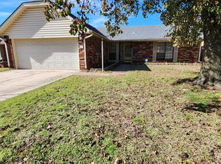 621 Out West Trl, Yukon, OK 73099