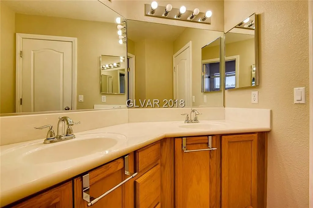 4 bed, 2.5 bath, 2134 sqft, $2,290 — Photo 4