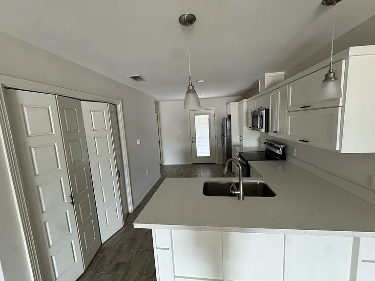 1605 Los Alamos St #A — Photo 15