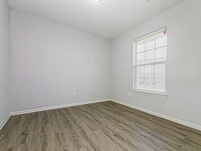 305 NW Woodbury Dr — Photo 13