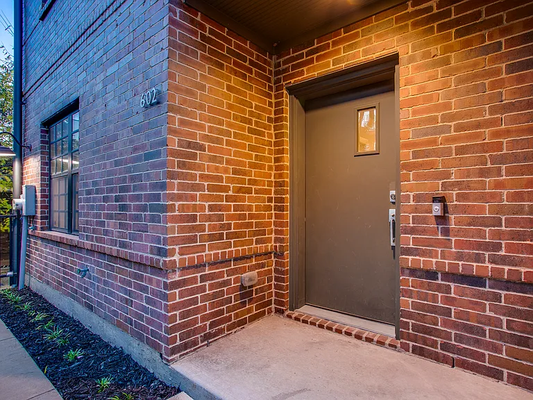 602 Finley Ct — Photo 2