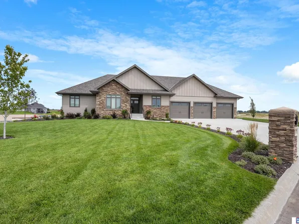 21746 Bayshore Dr, Columbus, NE 68601