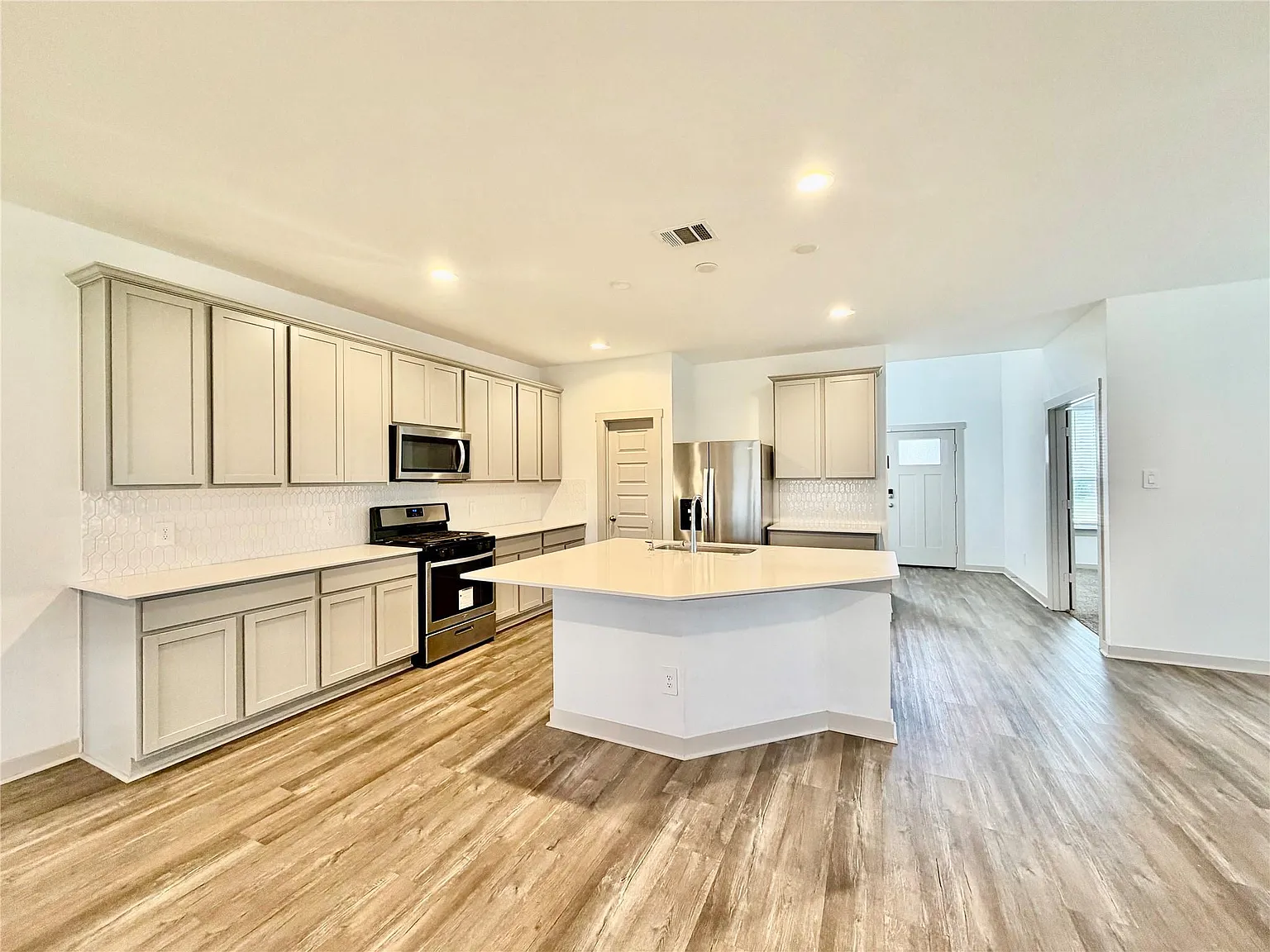 4 bed, 3.0 bath, 2831 sqft, $2,800 — Photo 4