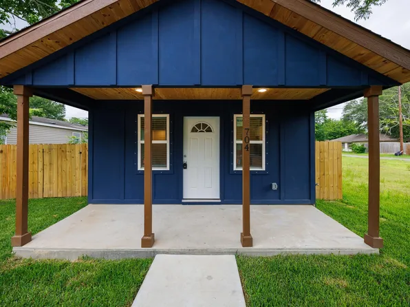 704 Travis St, Baytown, TX 77520