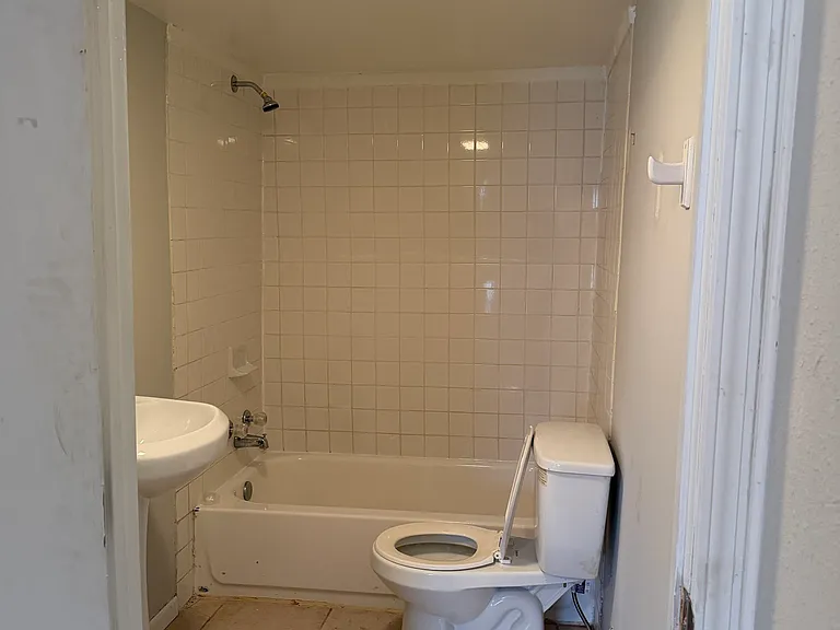 702 W 4th St #B — Photo 5