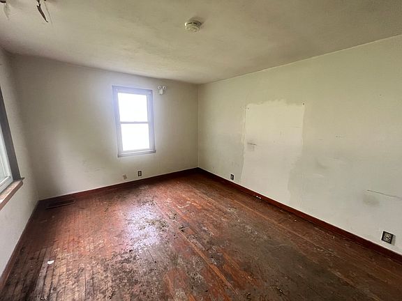 5th image of 314 S Locust St
