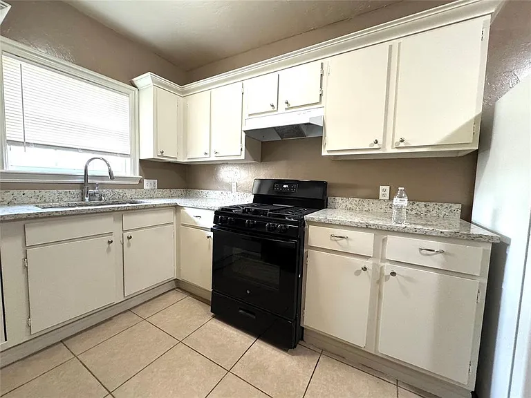 2937 Pioneer Ave — Photo 5