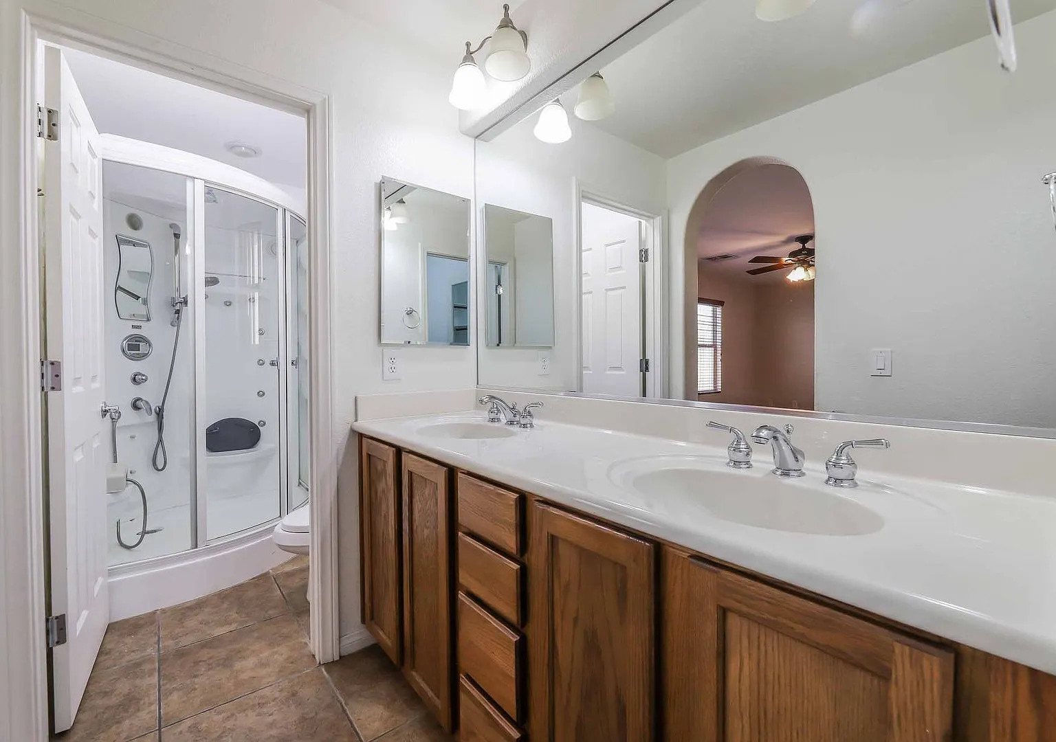 Amazing 2 Story Home With 4 Bedrooms And 3 Bathrooms. — Photo 2