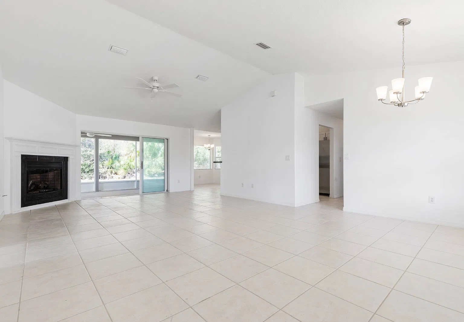 3 bed, 2.0 bath, 1666 sqft, $2,100 — Photo 4